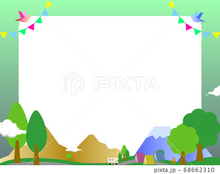 山と緑に囲まれたキャンプ 緑の背景 のイラスト素材