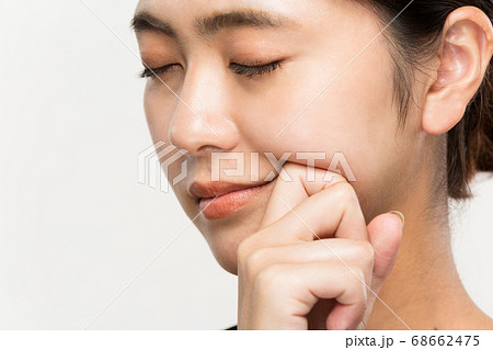 豊麗線をリフトアップする女性 豊麗線をリフトアップする女性 68662475
