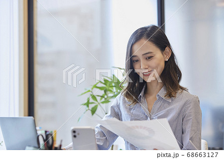 カジュアルオフィスで働く女性 カジュアルオフィスで働く女性 68663127