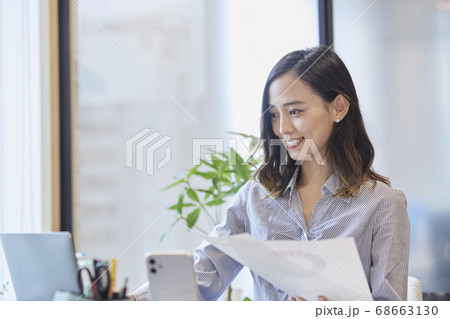 カジュアルオフィスで働く女性 68663130