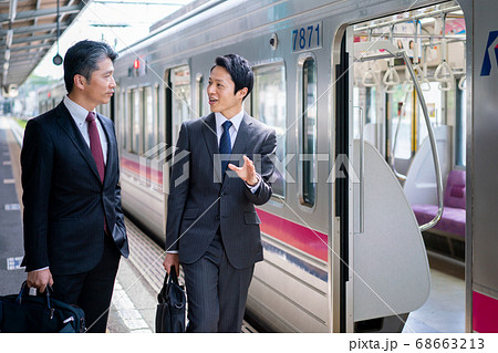 駅のホームで会話するビジネスマン　撮影協力「京王電鉄株式会社」 68663213