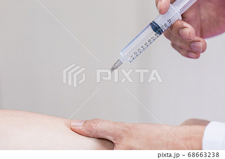 病院で患者の腕に注射を打つシーン 68663238