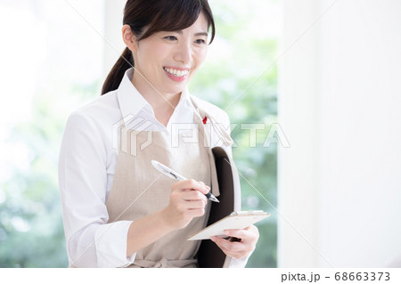 カフェで働く女性のポートレート 68663373