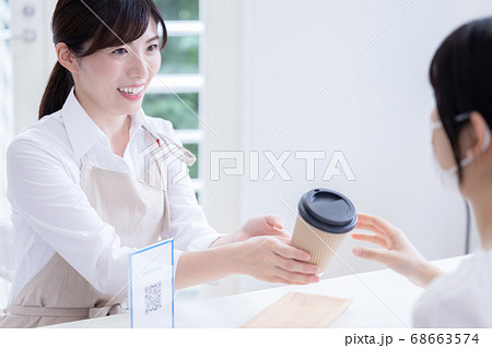 カフェで働く女性のポートレート テイクアウト の写真素材