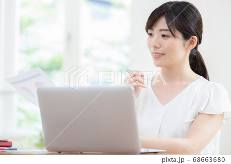 テレワーク パソコンを見る女性 テレワーク パソコンを見る女性 68663680