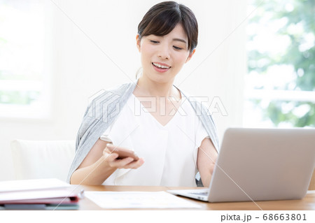 テレワーク スマホを見る女性 テレワーク スマホを見る女性 68663801