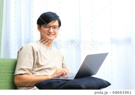 リモートワークをする男性 リモートワークをする男性 68663961