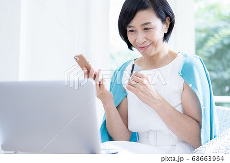 ネットショッピングを楽しむミドル女性 ネットショッピングを楽しむミドル女性 68663964