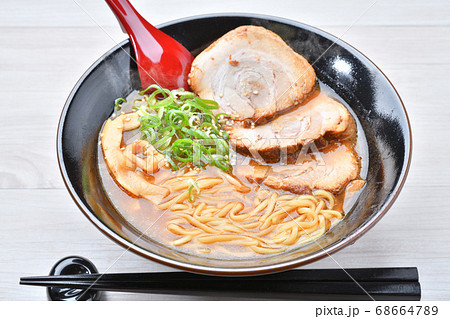 注）湯気はレタッチ合成です。味噌ラーメン、みそチャーシューメン、味噌らーめん。厚切りチャーシュー。 68664789