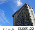 空にそびえる建物　ワルシャワ　ポーランド 68665122
