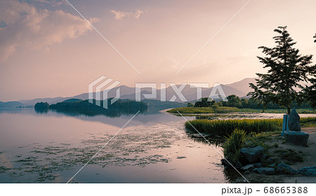 夕暮れ 景色 湖 68665388