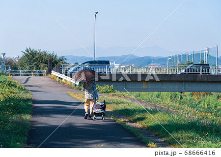 日傘をさす女性 日傘をさす女性 68666416