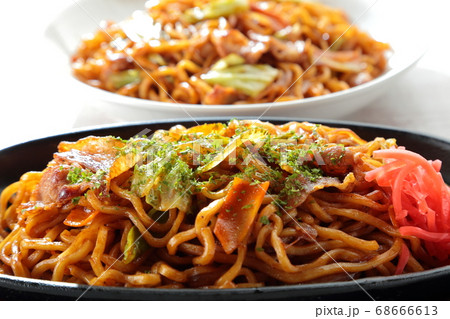 白テーブルのソース焼きそば 68666613