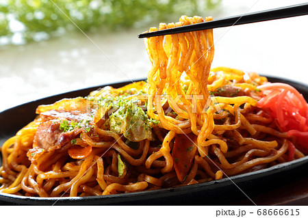 白テーブルの鉄板ソース焼きそばを食べる 白テーブルの鉄板ソース焼きそばを食べる 68666615