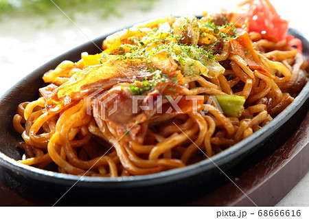 白テーブルの鉄板ソース焼きそば 白テーブルの鉄板ソース焼きそば 68666616