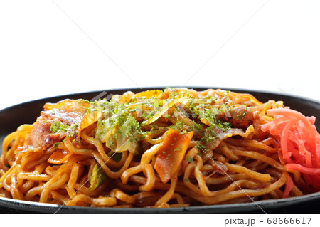 白テーブルの鉄板ソース焼きそば 白テーブルの鉄板ソース焼きそば 68666617