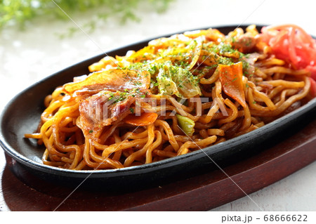 白テーブルの鉄板ソース焼きそば 白テーブルの鉄板ソース焼きそば 68666622