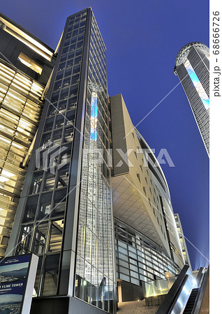 下関市にある国際貿易ビルとその傍にそびえたつ海峡ゆめタワーの美しい夜景 68666726