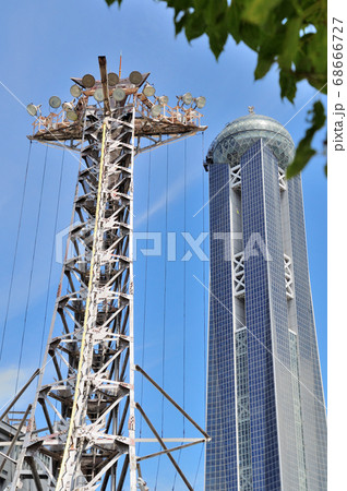 下関市の海峡ゆめ広場にあるモニュメントの鉄塔と海峡ゆめタワーが並んで立つ風景 68666727