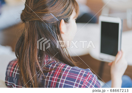 タブレット画面 20代女性 タブレット画面 20代女性 68667213