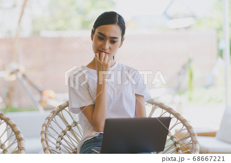 ワーケーション　若い女性 68667221