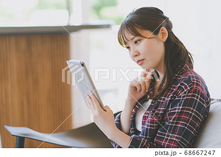 タブレット　20代　女性 68667247