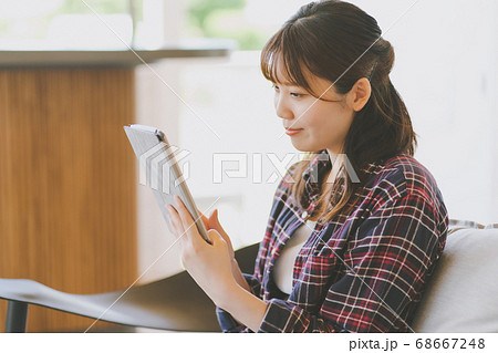 タブレット　20代　女性 68667248