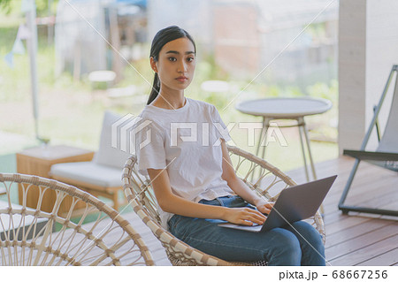 ウッドデッキでテレワーク 68667256