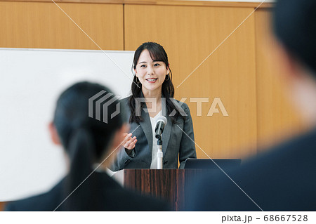 セミナーで登壇する女性 セミナーで登壇する女性 68667528
