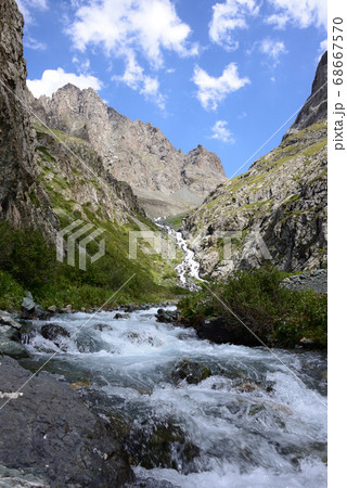 キルギス共和国のアラコルへ向かう登山道の風景 68667570