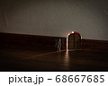 アニメのような壁にあいたネズミの巣穴 68667685