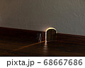 アニメのような壁にあいたネズミの巣穴 68667686