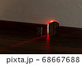 アニメのような壁にあいたネズミの巣穴 68667688