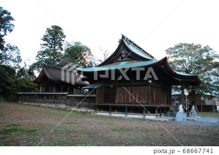 「総社   淡海國玉神社」の本殿(左)と社殿(右)(静岡県磐田市) 68667741
