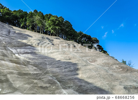 吹付工がされた崖面 吹付工がされた崖面 68668256