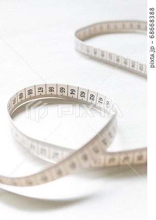 くるっとひと巻きされた巻尺 66cmにフォーカス くるっとひと巻きされた巻尺 66cmにフォーカス 68668388