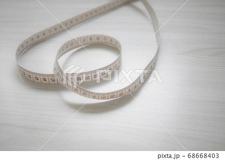 くるっと自然なハート型の巻尺　ふんわりな色合い 68668403