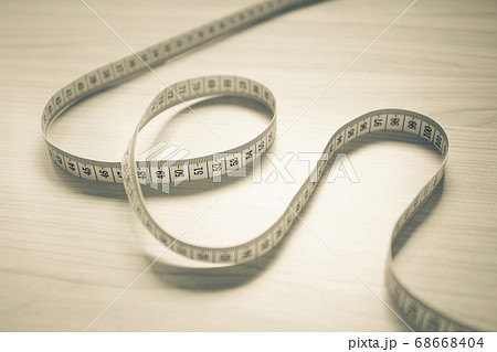 くるっと巻かれた巻尺　セピア調 68668404