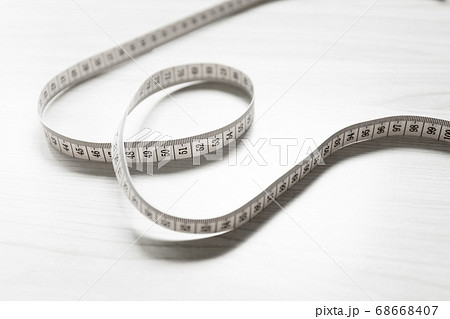 くるっとひと巻きされた巻尺　ノスタルジックな色合い 68668407