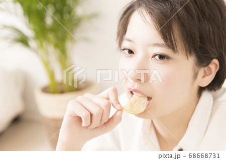 ポテトチップスを食べる女性 ポテトチップスを食べる女性 68668731