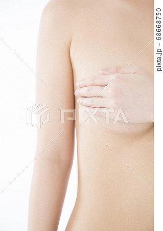 女性のバスト 68668750