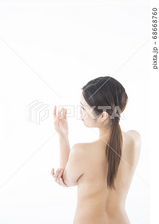 ヌード女性の横顔 68668760