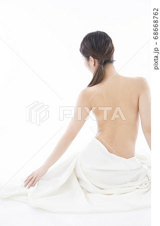 ヌード女性の後ろ姿 68668762