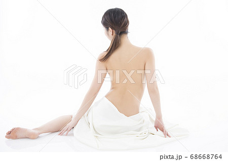 ヌード女性の後ろ姿の写真素材