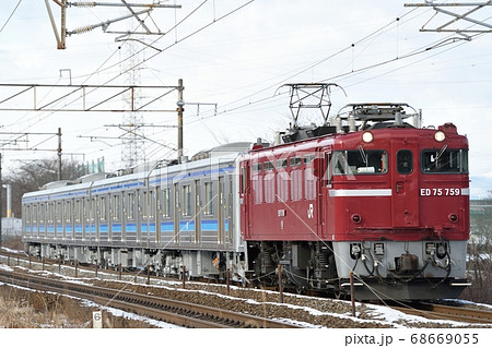 工場での検査を終え、ED75電気機関車に牽引され東北本線を走る仙石線の205系電車 68669055