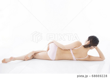 熟女　下着　後姿 下着姿の女性の後ろ姿の写真素材 [68669228] - PIXTA