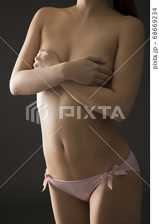 女性のバスト 68669234