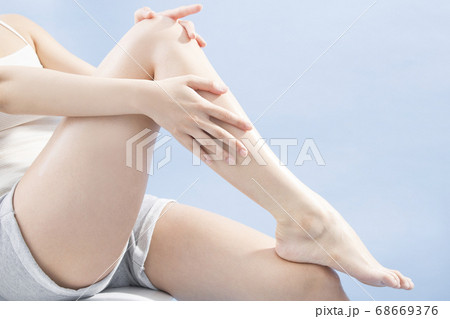 ボディクリームを塗る女性 68669376