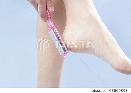 角質ケアする女性 角質ケアする女性 68669393