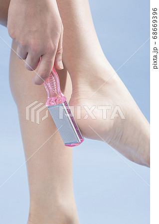 角質ケアする女性 角質ケアする女性 68669396